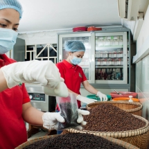 weighing-packing_starling-farm_organic-kampot-pepper-1